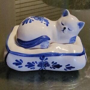 Vintage Handpainted Delft Blue Cat On A Pillow Salt & Pepper Shaker Set DAIC '84